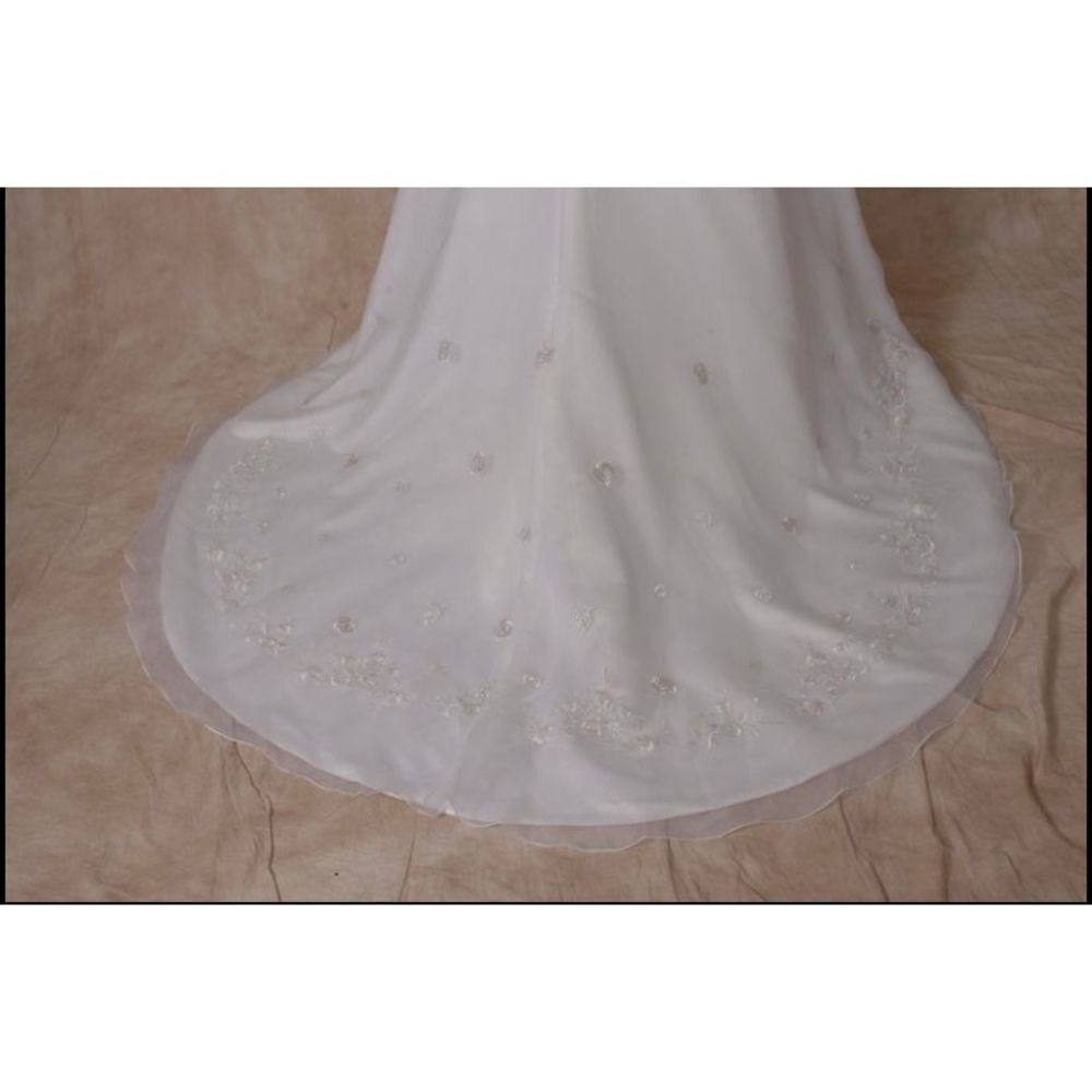 Wedding gown NWT custom made strapless w/embroidery and subtle beading - Picture 6 of 16